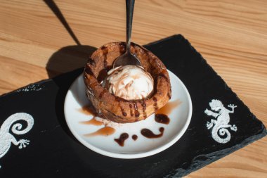 Geleneksel Meksika tatlı churro ahşap masa üzerinde beyaz tabakta dondurma ile servis