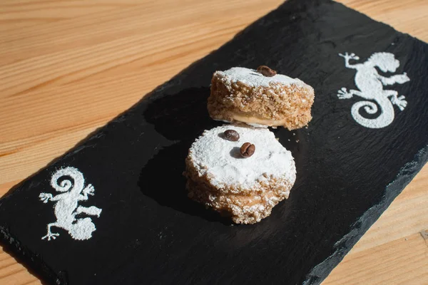 饼干与焦糖牛奶杜尔塞 de 母乳和椰子, 阿根廷传统曲奇饼 alfajores — 图库照片