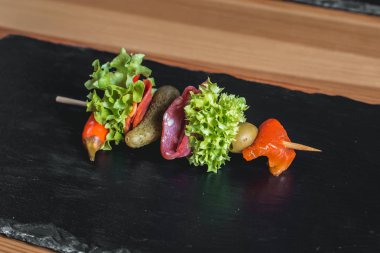 İspanyol aperatif, salam, zeytin, turşu, yeşil ve kırmızı biber turşu ile şiş üzerinde banderillas