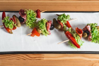 İspanyol aperatif, salam, zeytin, turşu, yeşil ve kırmızı biber turşu ile şiş üzerinde banderillas
