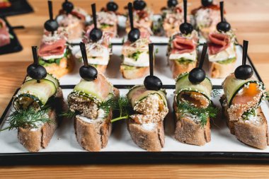 ton balığı, chorizos, somon, yumurta, Kuru domates, avokado, somon, pastırma, lezzetli pinchos Hamon, Brie peynir, zeytin ve Pesto sos, geleneksel İspanyolca snack