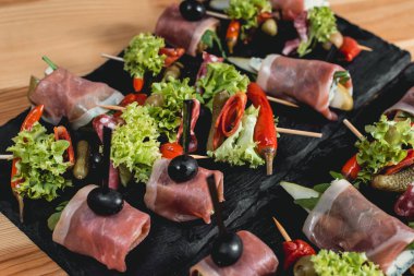 İspanyol aperatif, jamon, ramses, armut, dorblue, chorizo, şiş üzerinde banderillas kurutulmuş domates, champignon, dekapaj zeytin, sarımsak, turşu, gouda, yeşil, soğan ve kırmızı biber