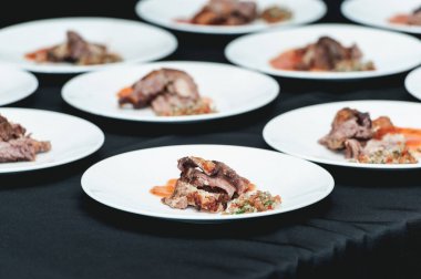 Beyaz tabakta ev yapımı kemik içinde Başbakan pirzola