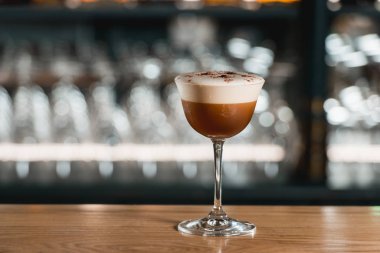 Espresso votka kokteyli bar masasında..