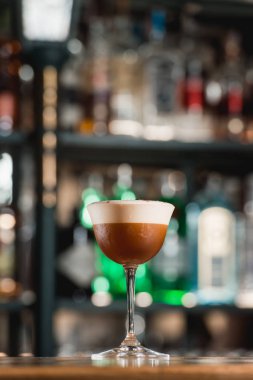 Espresso votka kokteyli bar masasında..