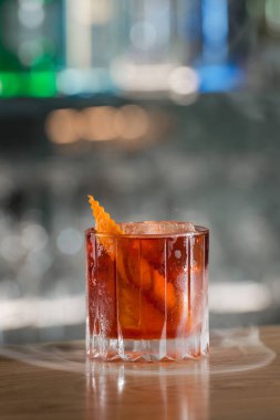 Bar masasında Boulevardie kokteyli. Parlak arkaplan