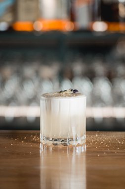 Bir bar masasında Pisco Ekşi Kokteyli.