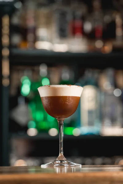 Espresso vodka cocktail på ett barbord. — Stockfoto