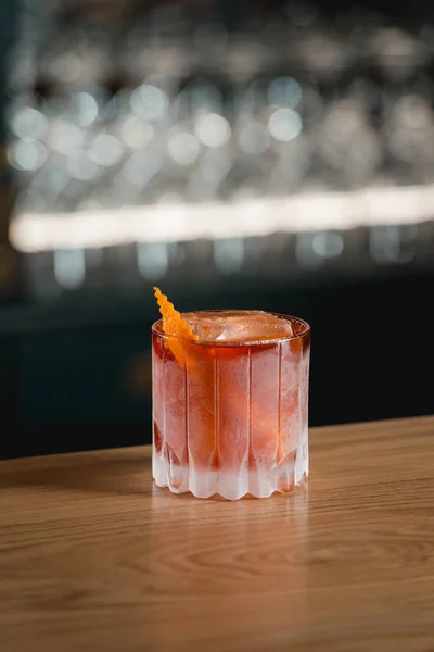 Boulevardie-Cocktail auf einem Bartisch. heller Hintergrund — Stockfoto