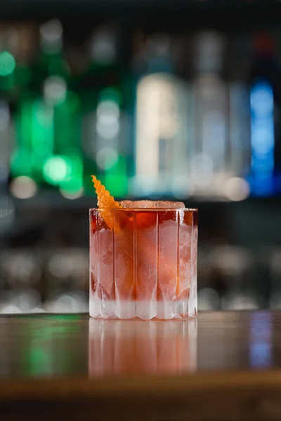 Cocktail Boulevardie em uma mesa de bar. Fundo brilhante — Fotografia de Stock