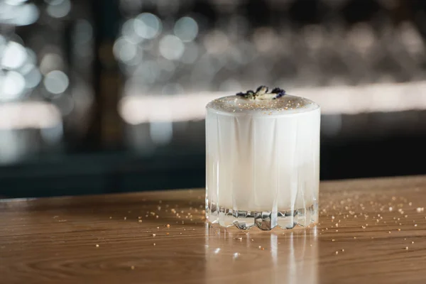 Pisco Sour Cocktail on a bar desk. — Stock Photo, Image