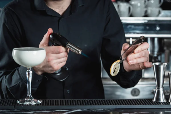 Barman fazendo Oggnog Cocktail enfeite com um limão fritas — Fotografia de Stock