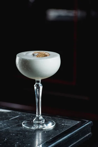 Eggnog Cocktail γαρνιτούρα με τσιπς λεμονιού — Φωτογραφία Αρχείου