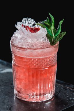 Üzerinde nar taneleri olan Kara Dul kokteyli.