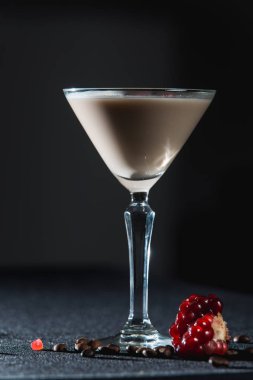 Espresso Martini kokteyl, üstte nar taneleri