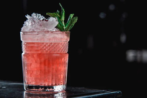 Üzerinde nar taneleri olan Kara Dul kokteyli.