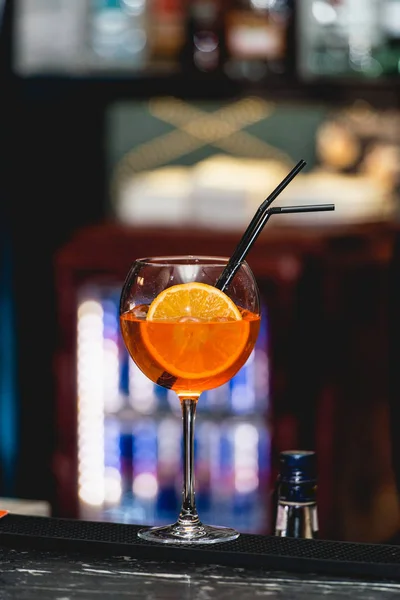 Verre de cocktail alcoolique orange rafraîchissant sur une table dans le bar — Photo