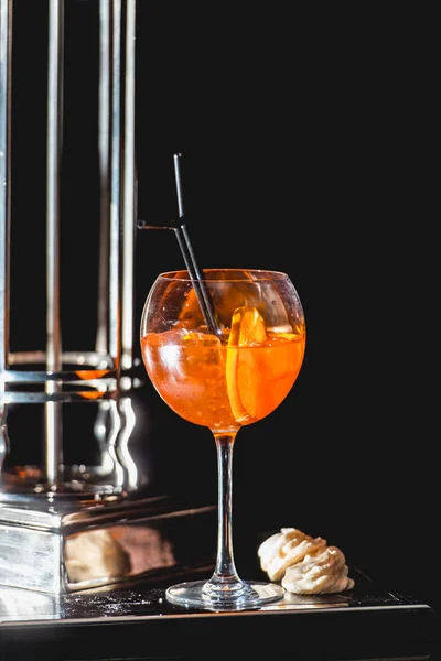 Bardaki masada bir bardak taze turuncu alkollü kokteyl. — Stok fotoğraf