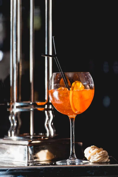 Egy pohár frissítő narancssárga alkoholos koktél egy asztalon a bárban — Stock Fotó