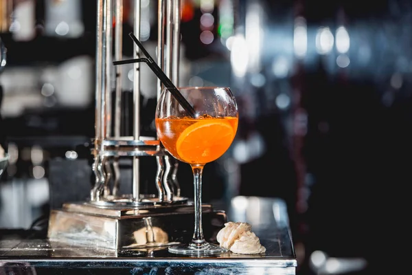 Bardaki masada bir bardak taze turuncu alkollü kokteyl. — Stok fotoğraf