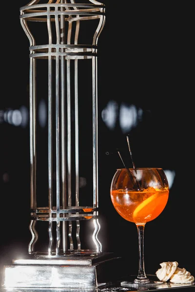 Copo de coquetel alcoólico cor de laranja refrescante em uma mesa no bar — Fotografia de Stock