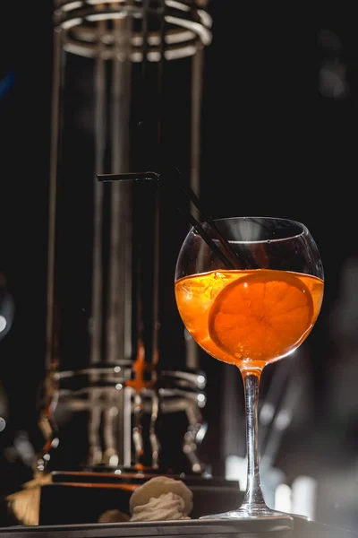 Copo de coquetel alcoólico cor de laranja refrescante em uma mesa no bar — Fotografia de Stock