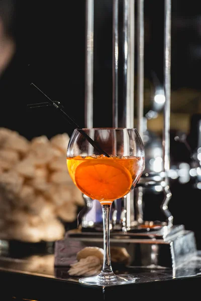 Copo de coquetel alcoólico cor de laranja refrescante em uma mesa no bar — Fotografia de Stock