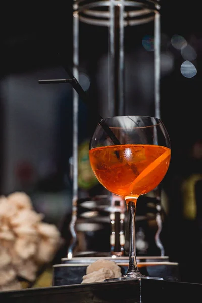 Glas verfrissende sinaasappel alcoholische cocktail op een tafel in de bar — Stockfoto