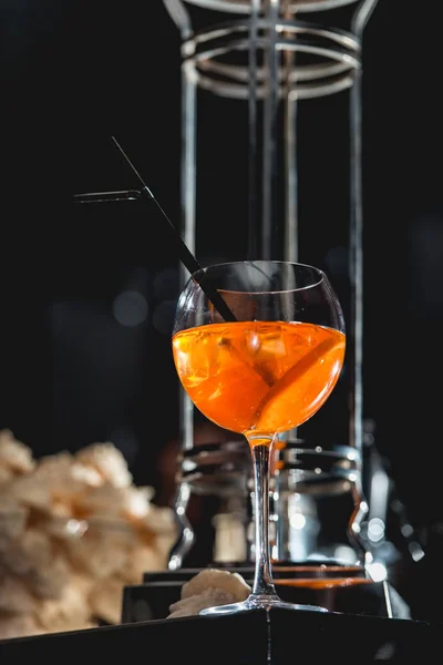 Copo de coquetel alcoólico cor de laranja refrescante em uma mesa no bar — Fotografia de Stock