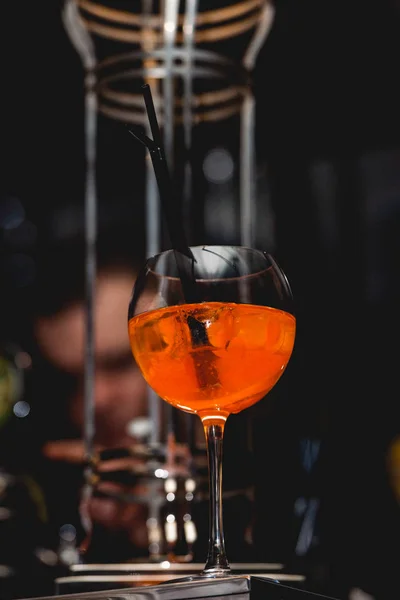 Sklenice osvěžujícího pomerančového alkoholického koktejlu na stole v baru — Stock fotografie