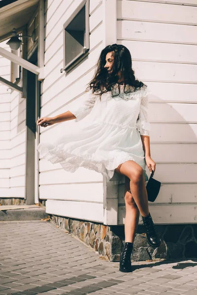 Estilo de vida ensolarado retrato de moda de jovem elegante mulher hipster andando na rua. — Fotografia de Stock