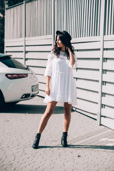 Lifestyle portrait of young stylish hipster woman, wearing trendy white dress — 스톡 사진