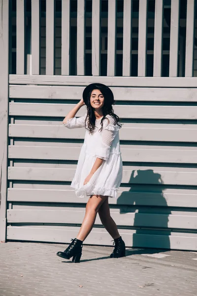 Modayı takip eden beyaz elbiseli genç hippi kadının hayat tarzı portresi. — Stok fotoğraf