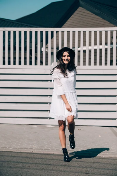 Lifestyle portrait of young stylish hipster woman, wearing trendy white dress — 스톡 사진