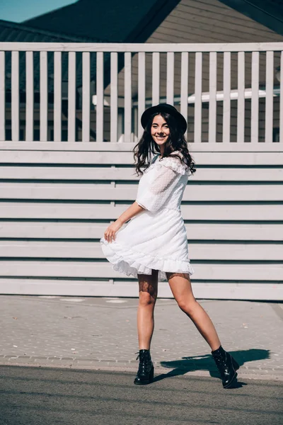 Retrato de estilo de vida de jovem elegante mulher hipster, vestindo vestido branco na moda — Fotografia de Stock