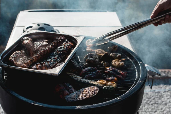 Fleisch grillen über den Kohlen auf einem tragbaren Grill mit Gemüse — Stockfoto