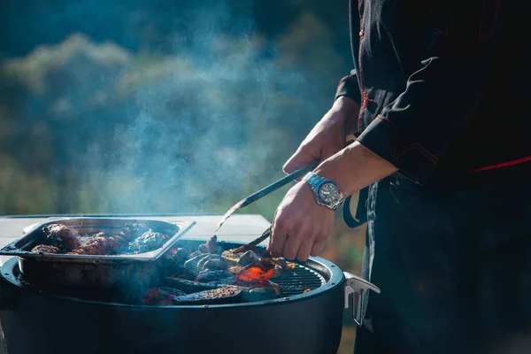 Fleisch grillen über den Kohlen auf einem tragbaren Grill mit Gemüse — Stockfoto