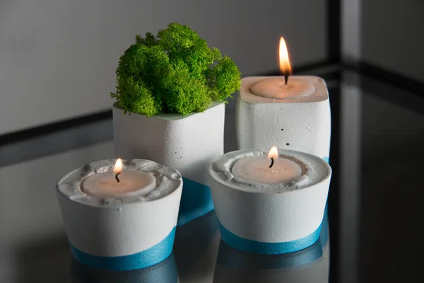 Velas Musgo Castiçais Concreto Branco Azul — Fotografia de Stock