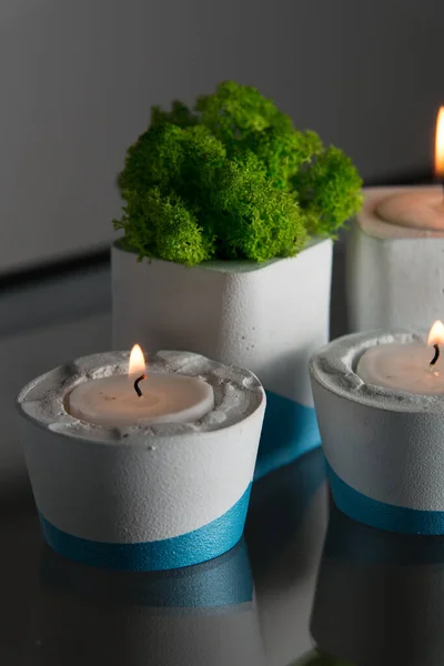 Velas Musgo Castiçais Concreto Branco Azul — Fotografia de Stock