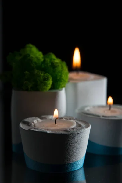 Velas Musgo Castiçais Concreto Branco Azul — Fotografia de Stock