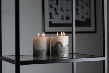 Beton zeminde beyaz mum.