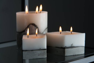 Beton zeminde beyaz mum.