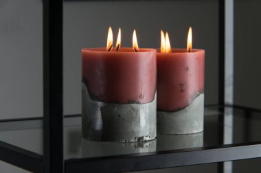 Gri beton tabanda kırmızı mum.