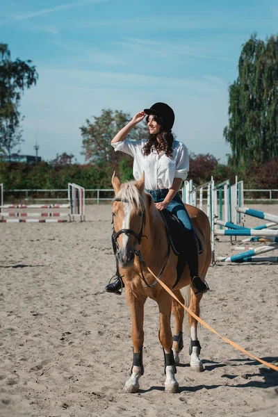Portret Młodej Brunetki Białej Koszuli Kasku Koniu Uczy Się Jeździć — Zdjęcie stockowe