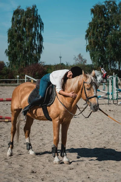 Portrait Jeune Femme Brune Chemise Blanche Casque Sur Cheval Apprend — Photo