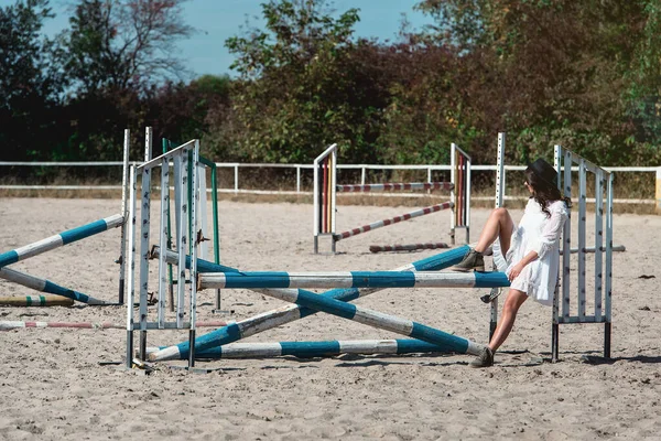 Menina Sexy Bonita Posando Cruz Horizontal Uma Época Cavalo Mulher — Fotografia de Stock