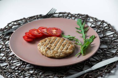 Tabakta domatesli kızarmış et pirzolası.