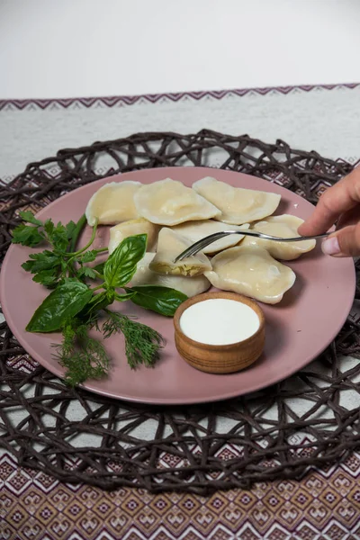 Knoedels Met Aardappelen Zelfgemaakte Traditionele Oekraïense Schotel Varenyky Met Zure — Stockfoto