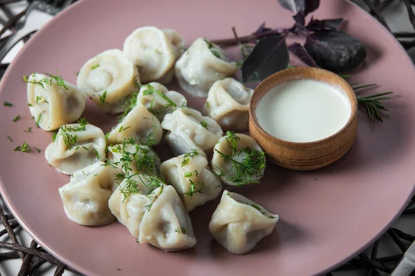 Vlees Dumplings Zelfgemaakte Traditionele Oekraïense Schotel Pelmeni Met Zure Room — Stockfoto