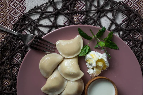 Albóndigas Con Queso Plato Tradicional Ucraniano Casero Varenyky Con Crema —  Fotos de Stock